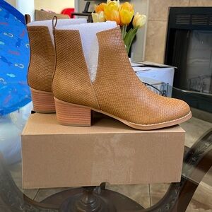 Women's V Cut Ankle Booties NEW IN BOX SIZE 8